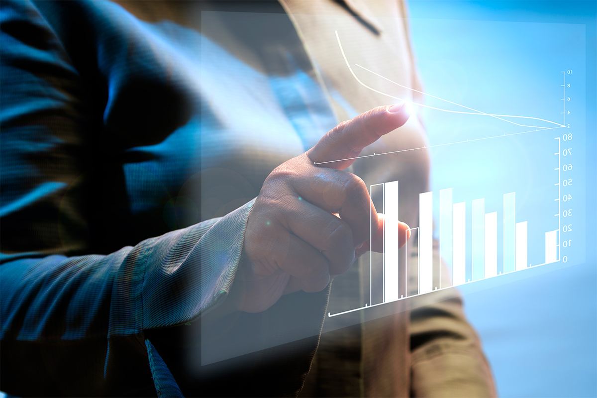 ビジネスマンがグラフを指で描いている画像