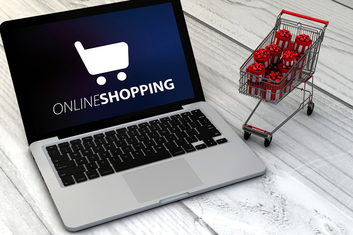 スマホとサイトのデザインが手書きされているノートの画像